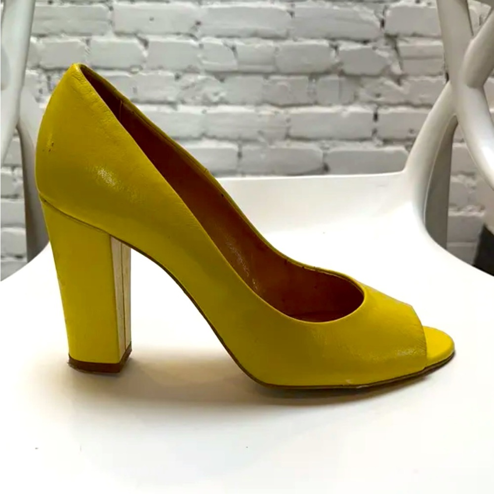 Yellow retro pumps